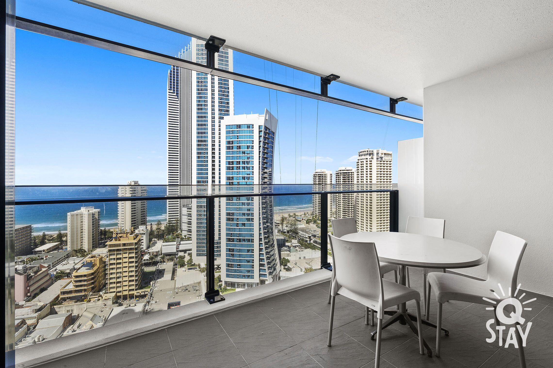 Circle on Cavill – 1 Bedroom + Study Ocean — QStay — image 3