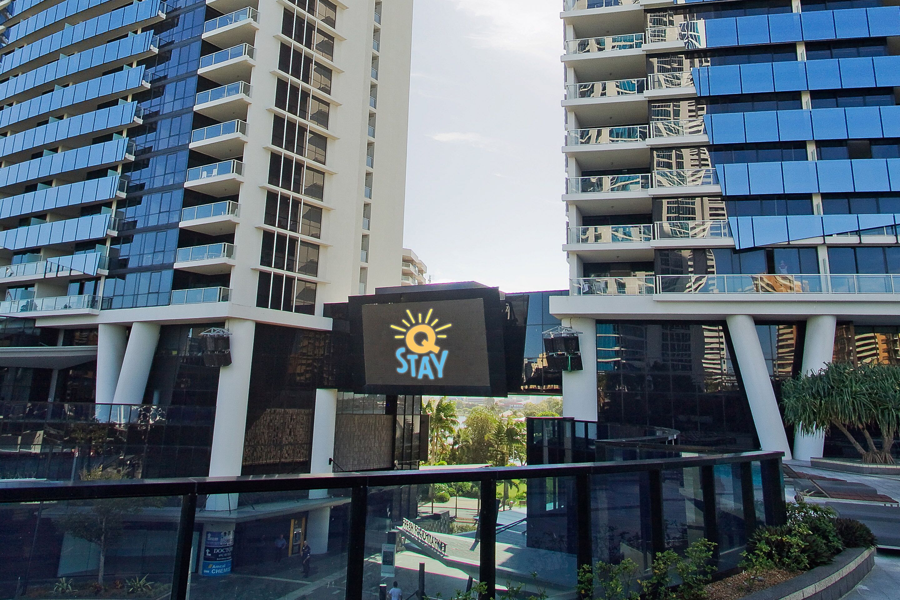 Circle on Cavill – 1 Bedroom + Study Ocean — QStay — image 6