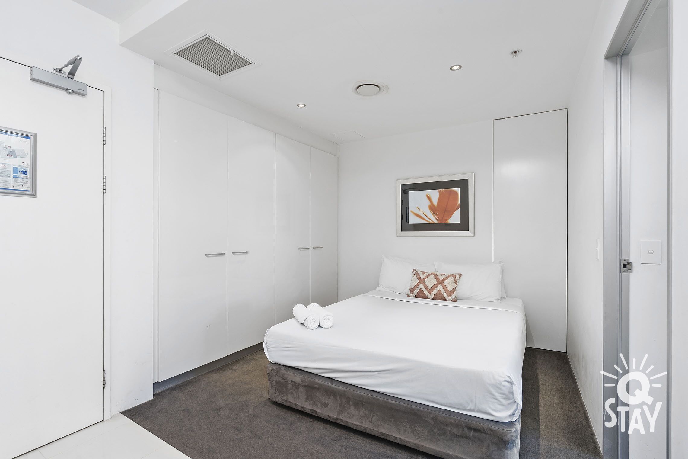 Circle on Cavill – 1 Bedroom + Study Ocean — QStay — image 14