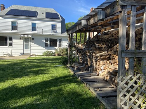 Quaint 4 bdr Cape Cod, sleeps 8-10.  4 min to USCGA, Con college & downtown 