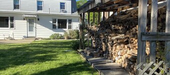 Quaint 4 bdr Cape Cod, sleeps 8-10.  4 min to USCGA, Con college & downtown 