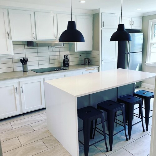 Quaint 4 bdr Cape Cod, sleeps 8-10.  4 min to USCGA, Con college & downtown 