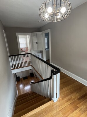 Interior - Quaint 4 bdr Cape Cod, sleeps 8-10.  4 min to USCGA, Con college & downtown  (New London)