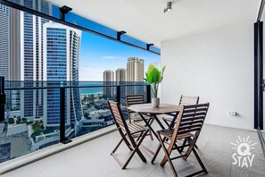 Outdoor dining - Circle on Cavill – 1 Bed Unit Ocean View — Q Stay (Surfers Paradise)