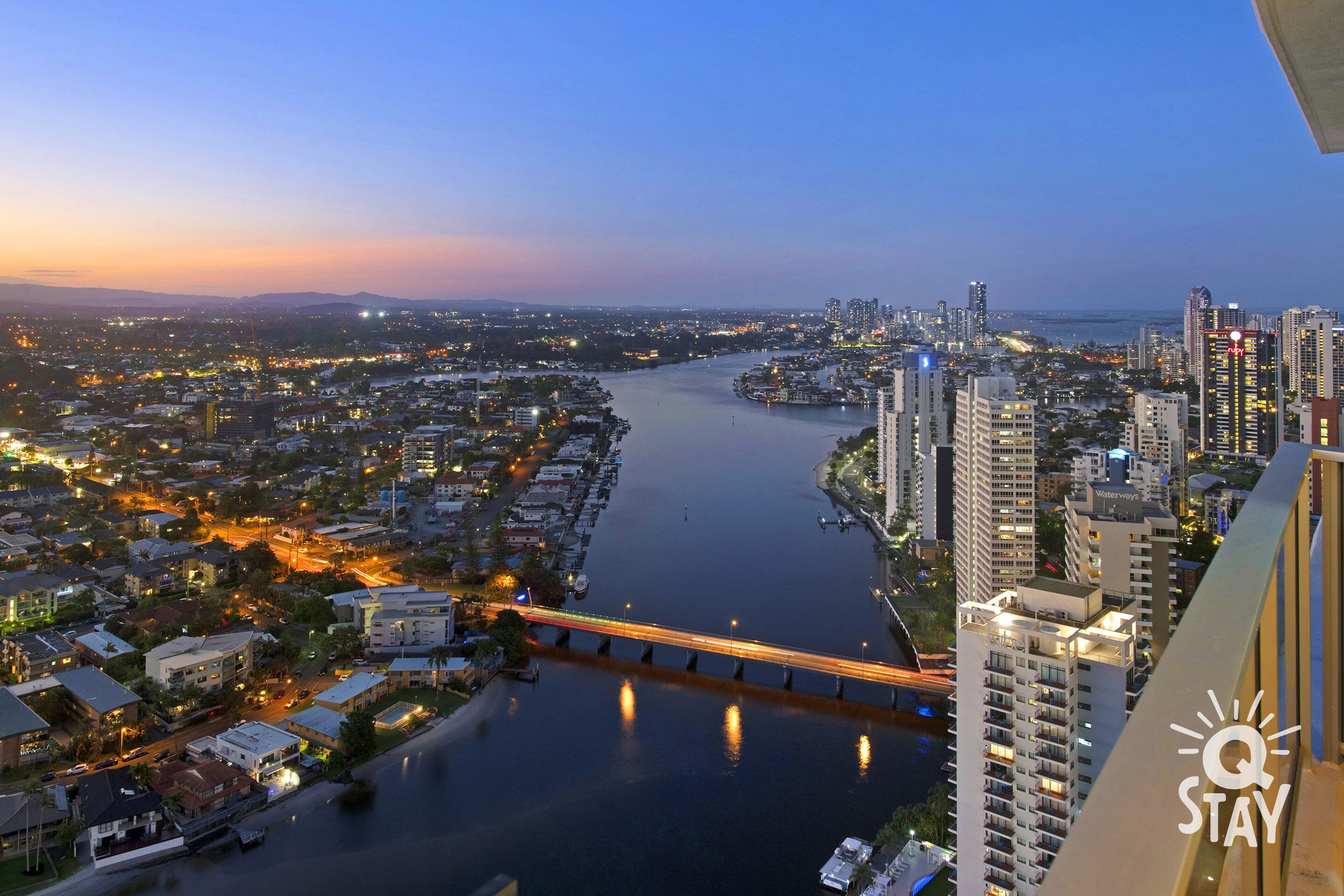 ♦️ Circle on Cavill – 2 Bedroom SPA City View Apartments — Q Stay