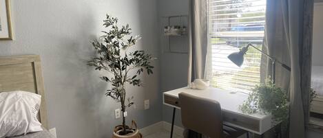 2 habitaciones, escritorio, tabla de planchar con plancha y wifi gratis