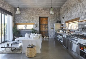 Jääkaappi, uuni, astianpesukone, kahvin-/teenkeitin