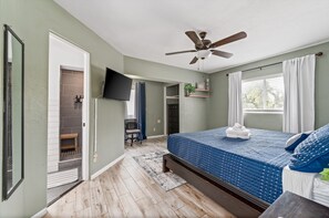 7 bedrooms, desk, iron/ironing board, free WiFi - 7BR Lakefront Duplex w/ Pool, Sauna & Hot Tub! (Orlando)