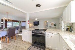 Fridge, microwave, oven, stovetop - 7BR Lakefront | Pool & Hot Tub (Orlando)