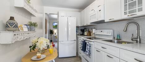 Kühlschrank, Mikrowelle, Ofen, Herdplatte