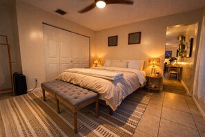 1 habitación, tabla de planchar con plancha y cuna de viaje 