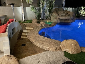 Utomhuspool och uppvärmd pool