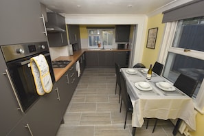 House | Private kitchen | Fridge, microwave, oven, stovetop