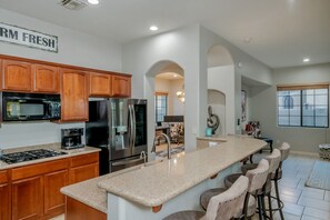 Frigorifero, microonde, forno, piano cottura