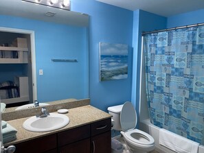 シャワー付き浴槽、ヘアドライヤー、タオル、石鹸