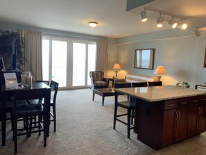 Dining - 17th Floor Laketown Wharf Sleeps 6, King Bedroom, 2BA, Bunk Beds, & Queen Sofa (Panama City Beach)