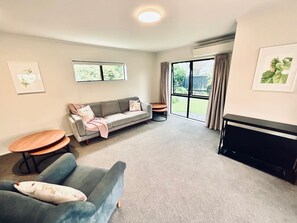 Smart TV, books - Aintree On The  Park (Mount Maunganui)