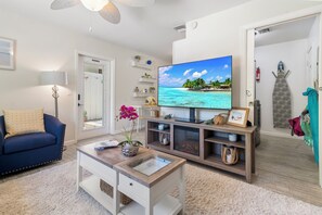 Smart TV, chimenea y oficina 