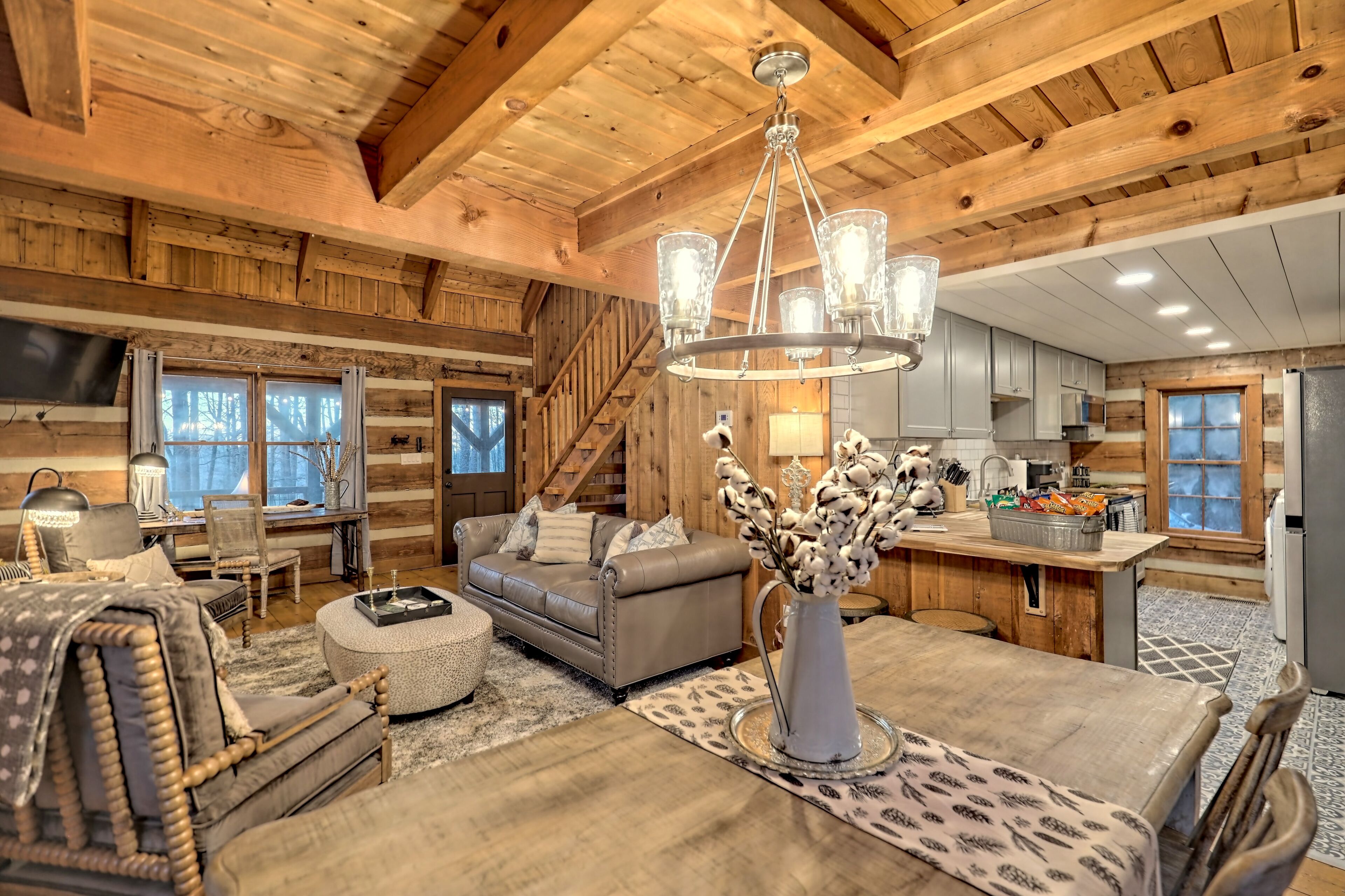 Smart TV, fireplace, Netflix, streaming services