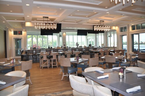 First-Floor Carriage House at Colonial CC, Renovated Golf Course with Lake View