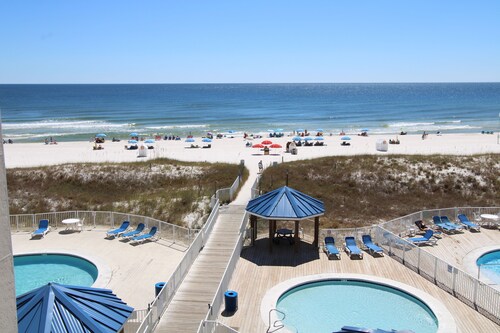 🌊 A Coastal Retreat for Every Season! Newly Updated and Ready for You!🌊