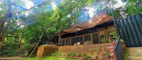 المنطقة المحيطة بالمنشأة