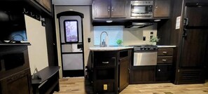 Refrigerador, microondas, horno y parrilla de estufa 