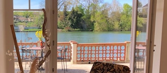 CHARMING WATERFRONT GITE WITH PRIVATE PONTOON, ROWBOAT AND CANOE
