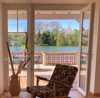 CHARMING WATERFRONT GITE WITH PRIVATE PONTOON, ROWBOAT AND CANOE