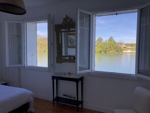 3 bedrooms, iron/ironing board, travel crib, free WiFi - CHARMING WATERFRONT GITE WITH PRIVATE PONTOON, ROWBOAT AND CANOE (Marssac-sur-Tarn)