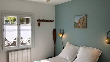 3 slaapkamers, een strijkplank/strijkijzer, reisbedje, gratis wifi