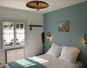 3 habitaciones, tabla de planchar con plancha y cuna de viaje 