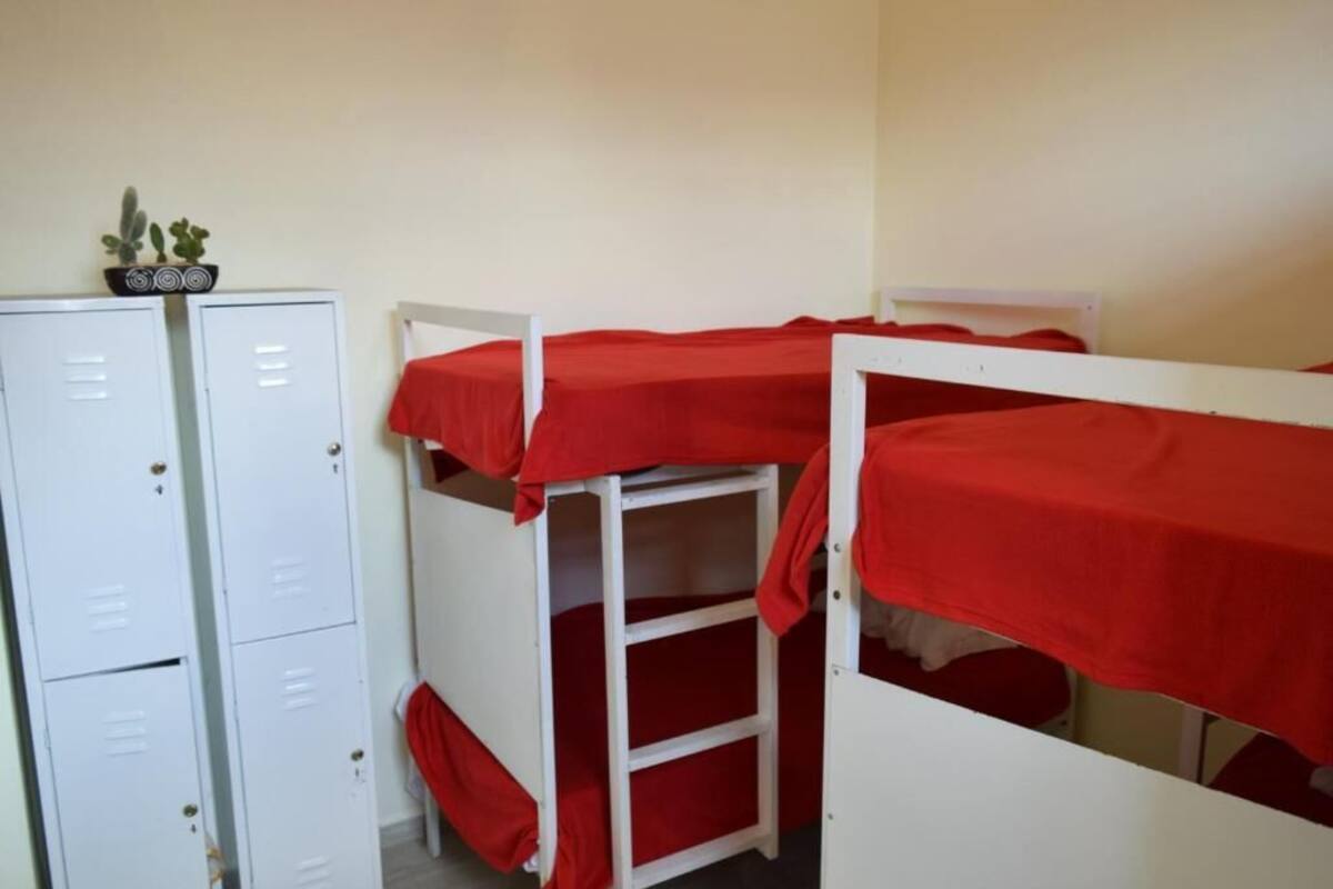 Dormitorio compartido, solo para hombres | Wifi gratis y ropa de cama