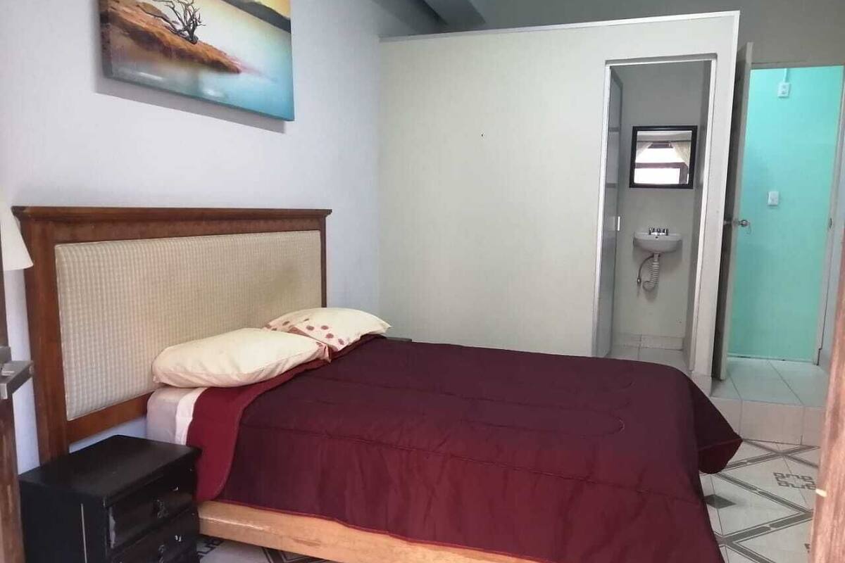 Habitación, baño privado | Wifi gratis y ropa de cama