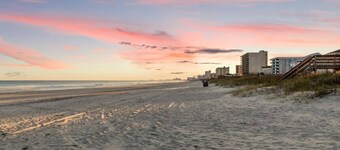 Beach Nest 1, Stylish Condo 2Min Walk to Beach