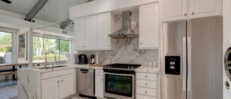 Een koelkast, een oven, een kookplaat