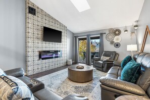 Smart TV, fireplace, Netflix