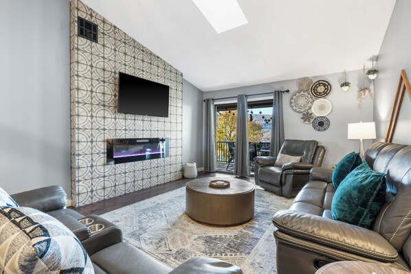 Smart TV, fireplace, Netflix