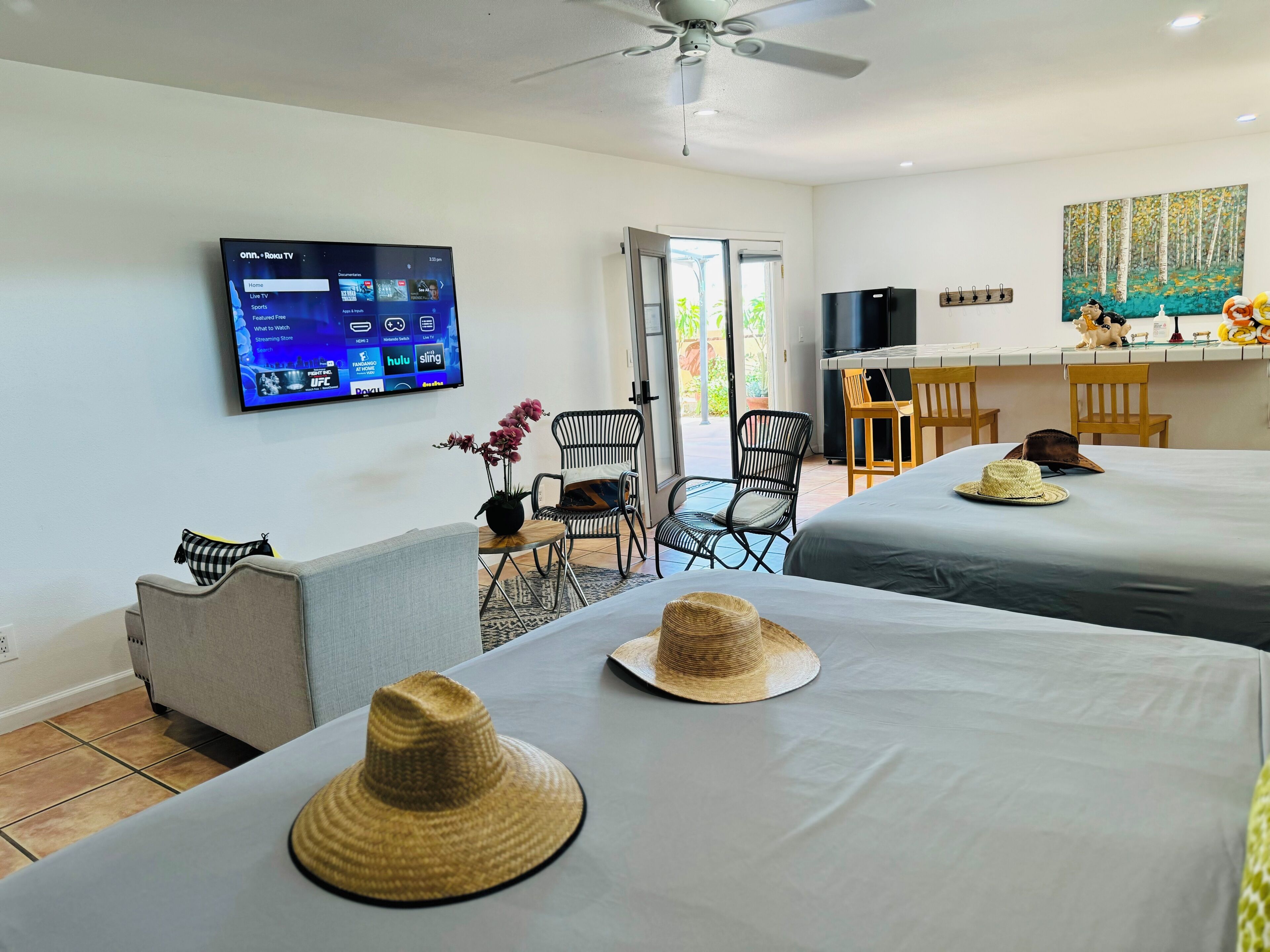 Muebles diferentes, wifi gratis y ropa de cama 