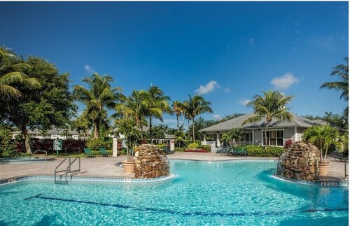 Lely Greenlinks Top Floor Golf View, Close to Downtown Naples AND Marco Island