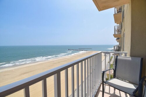 Fun Tropical Oceanfront Oasis | 11th Floor Views!