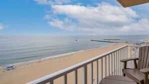 Een balkon met uitzicht op het strand en de oceaan.