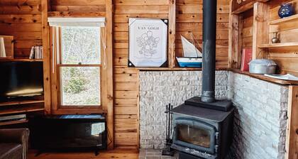 Beautiful Hilltop Waterfront cottage, private getaway, quiet lake front cottage
