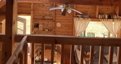 Beautiful Hilltop Waterfront cottage, private getaway, quiet lake front cottage