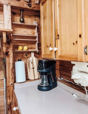 Interior - Beautiful Hilltop Waterfront cottage, private getaway, quiet lake front cottage (Kemptville)