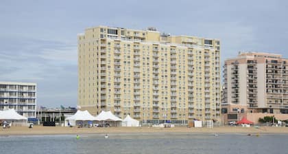 Beachwalk Modern Condo Overlooking Ocean Sunshine!