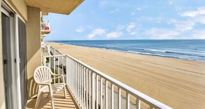 Relaxing Oceanfront Balcony Condo w/2 Queen Beds