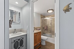 Towels - Relaxing Oceanfront Balcony Condo w/2 Queen Beds (Virginia Beach)