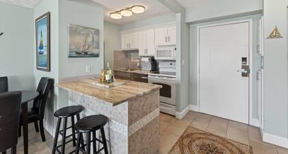 Relaxing Oceanfront Balcony Condo w/2 Queen Beds 706