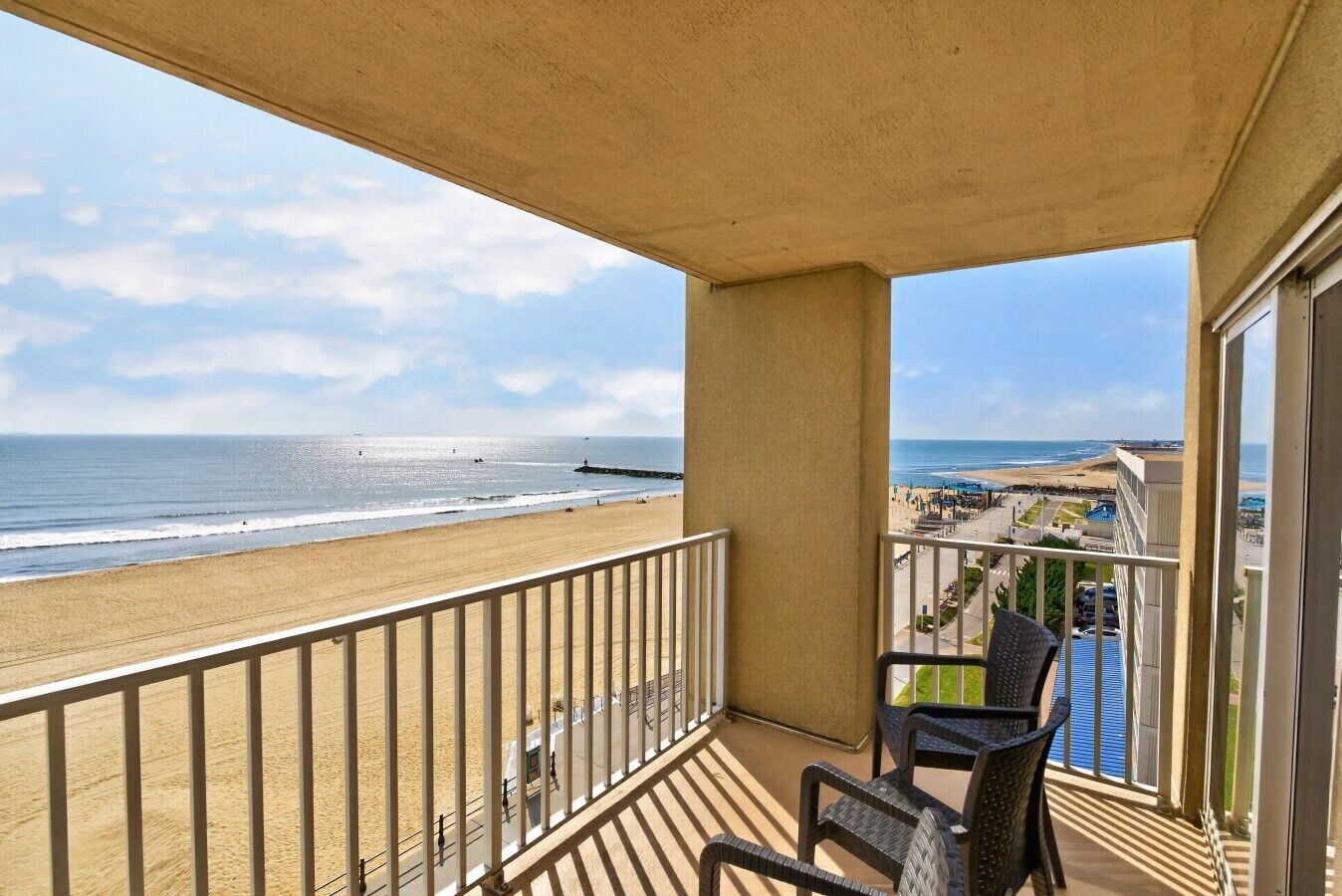 Een balkon met uitzicht op het strand en de oceaan.